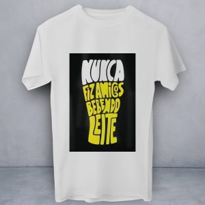 T-Shirt Nunca Fiz Amigos Bebendo Leite