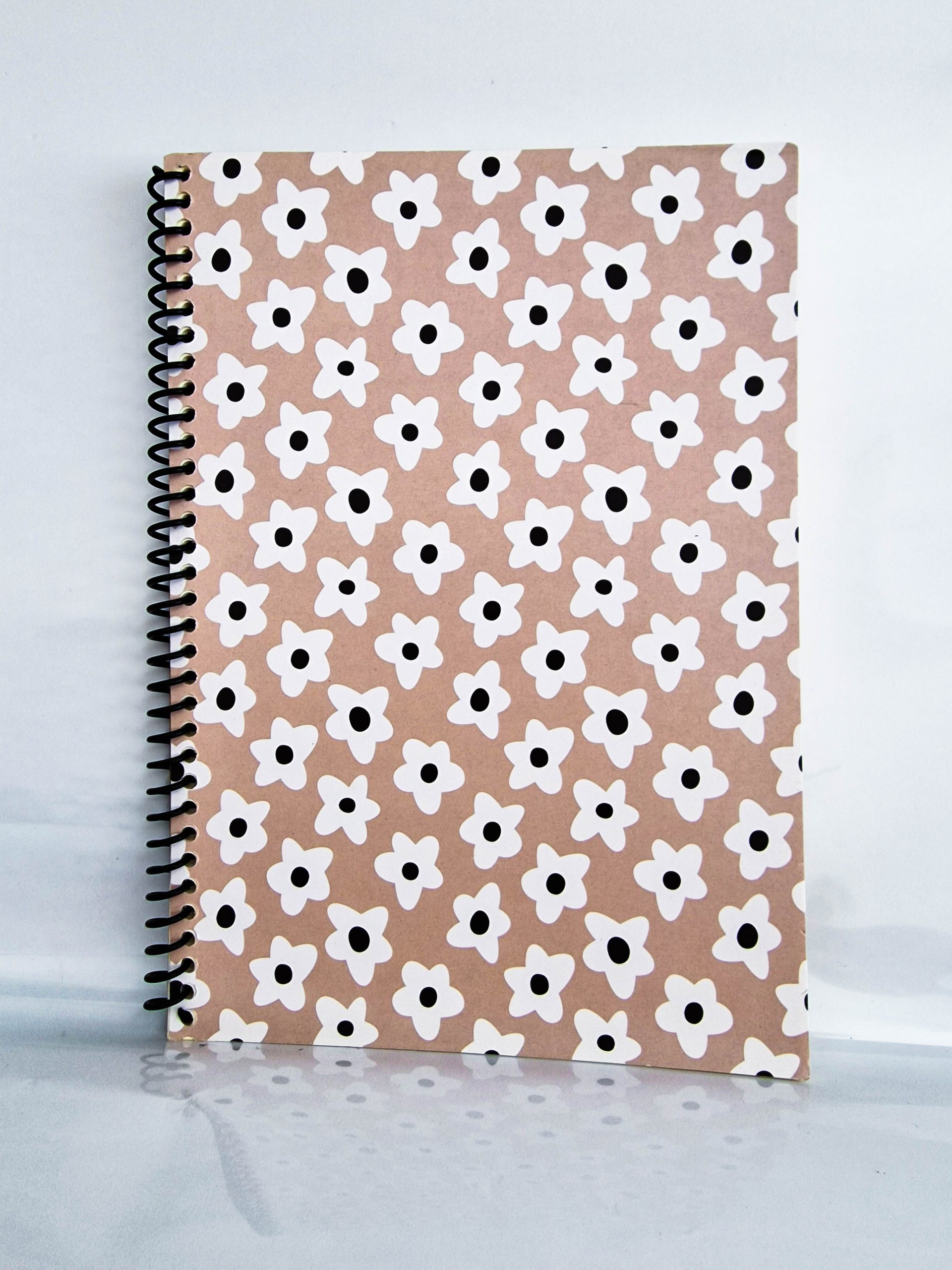 capa caderno simples florzinhas brancas